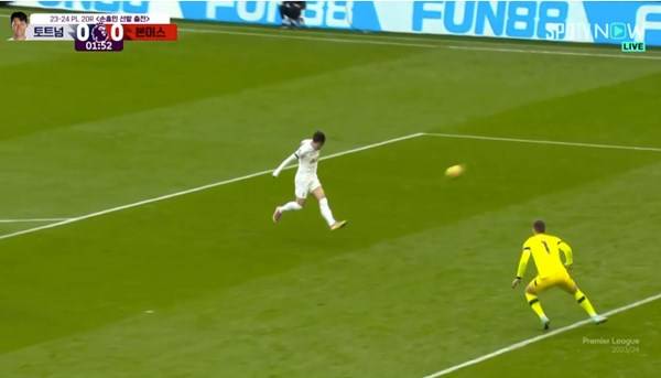 전반 2분 골키퍼와 1대1 맞서는 장면을 놓친 손흥민. ⓒSPOTV NOW 중계화면 캡처