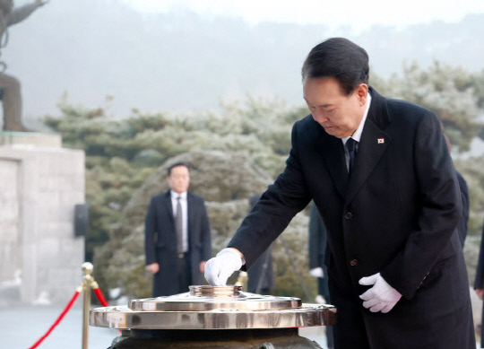 2024년 새해 첫날인 1일 서울 동작구 국립서울현충원 현충탑에서 윤석열 대통령이 순국선열 및 호국 영령들에게 분향하고 있다 사진=연합뉴스