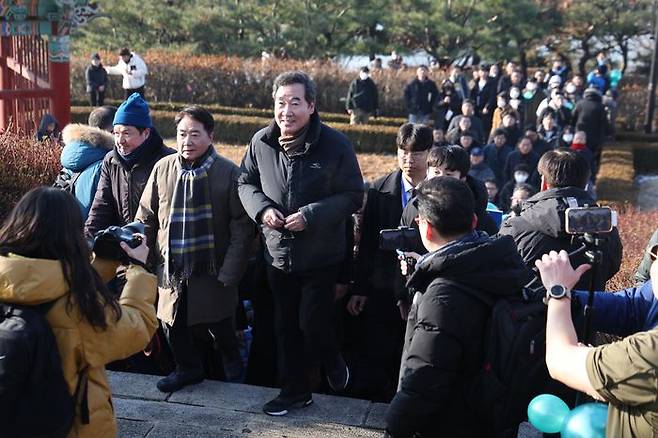 이낙연 더불어민주당 전 대표와 이석현 전 국회부의장 등이 1일 경기 고양시 행주산성에서 열린 이 전 대표의 신년인사회에 500여 명의 지지자들과 함께 참석해 행주대첩비를 향하고 있다. ⓒ뉴시스