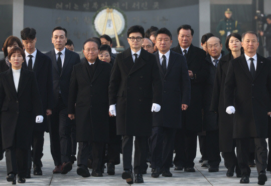 한동훈(가운데) 국민의힘 비상대책위원장과 당 지도부 인사들이 1일 서울 동작구 국립서울현충원을 참배하고 있다.<연합뉴스>