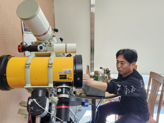 박영식 천문연 소백산천문대장이 천체관측을 위한 굴절망원경에 대해 설명하고 있다.