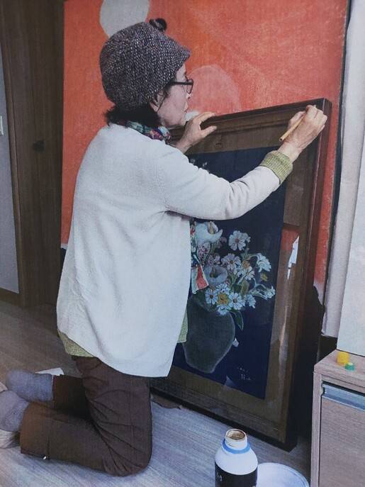 지난 2021년 5월 천 화백의 수제자였던 이화자 작가가 스승의 작품인 ‘꽃과 항아리’의 액자를 수리하고 있는 모습. 통인가게 제공