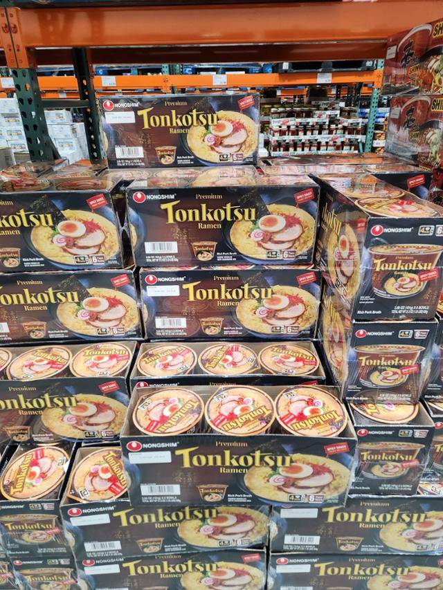 지난달 19일(현지시간) 미국 캘리포니아주 온타리오의 코스트코 비즈니스 센터에서 판매되고 있는 농심의 돈코츠라면. 한국에서는 팔지 않는 이 제품은 코스트코 본사의 요청으로 농심이 미국 현지 공장에서 만드는데 코스트코에서 팔리는 농심 라면들 중 판매량 1위다. 박소영 기자