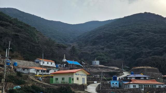 홍도 2구 마을 전경. 신안=김진영 기자