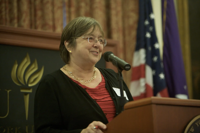 변호사 출신 법학자 홀리 맥기건은 91년 '구타당하는 여성과 정당방위'라는 논문으로, 가정폭력 피해 여성의 대응 살인을 과잉방어나 의도 살인으로 판단하던 당시 법조계의 일반적 관행을 여지없이 반박함으로써 피해 여성에게 정당방위의 법적 방패를 부여했다. 그는 대응 살인을 범한 피해 여성의 주된 변론 논거였던 '구타당하는 여성 증후군'과 '학습된 무기력'의 한계와 오류도 적극적으로 비판했다. N.Y.U. Photo Bureau/Hollenshead