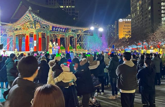 31일 밤 대구 중구 국채보상운동기념공원 달구벌대종 앞에서 '제야의 타종 행사'가 열리고 있다. 연합