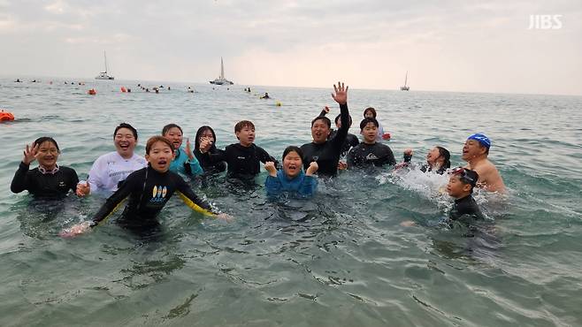 갑진년(甲辰年) 1월 1일 제주도 서귀포시 중문색달해변에서 열린 '2024 서귀포 겨울바다 국제펭귄수영대회' (사진= 신동원 기자)