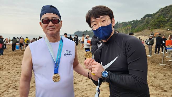갑진년(甲辰年) 1월 1일 제주도 서귀포시 중문색달해변에서 열린 '2024 서귀포 겨울바다 국제펭귄수영대회'에 참여한 이찬호(67), 이치훈(39) 부자 (사진= 신동원 기자)