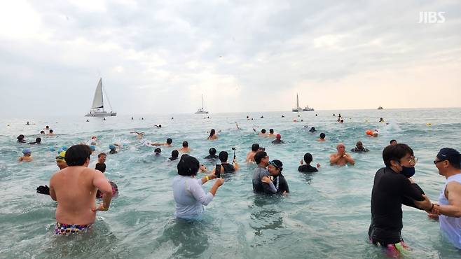갑진년(甲辰年) 1월 1일 제주도 서귀포시 중문색달해변에서 열린 '2024 서귀포 겨울바다 국제펭귄수영대회' (사진= 신동원 기자)