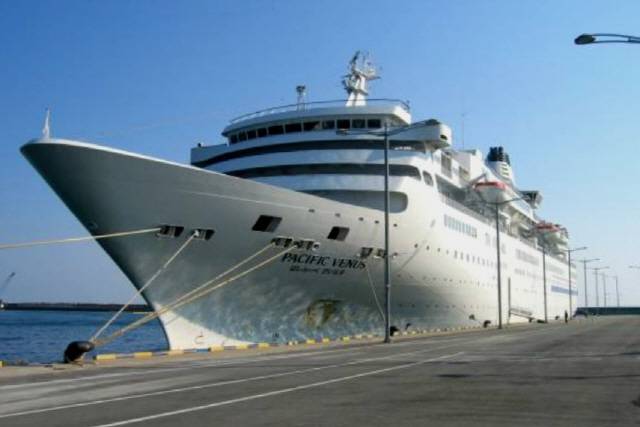 ▲ 동해항 한·러·일 국제카페리 운영사인 두원상선이 최근 700여명의 탑승할 수 있는 2만6500t급 크루즈선을 매입, 국내 최초로 동해안의 항만(동해항 유력)을 출발하는 아웃바운드 크루즈여행 상품을 출시할 계획이다. 이스턴비너스 호 모습(사진=cruisemapper.com)