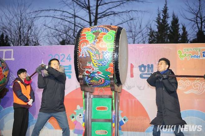 이승로 성북구청장(왼쪽)과 오중균 성북구의장이 희망의 대북을 치고 있다.