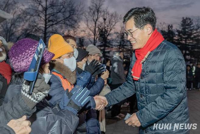 이기재 양천구청장이 해맞이 나온 구민들과 반갑게 악수를 나누고 있다.