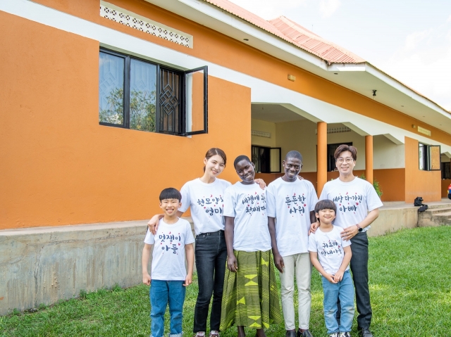 김정화 유은성 부부 가정이 지난해 5월 우간다를 방문해 딸 아그네스(왼쪽 세 번째), 사위 사무엘과 만나 가족 티셔츠를 맞춰 입고 사진을 찍은 모습. 김정화 인스타그램
