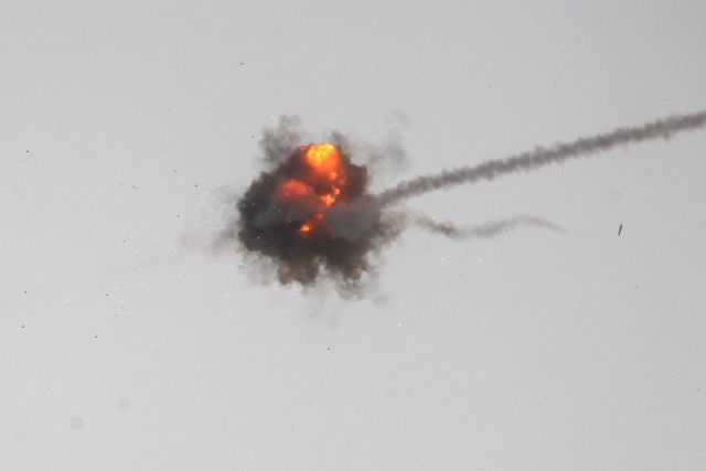 이스라엘 방공망 아이언돔 미사일이 지난 2일(현지시간) 가자지구에서 발사된 로켓을 요격하고 있다. 연합뉴스