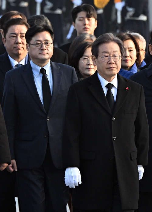 이재명 대표(맨앞)와 홍익표 원내대표(왼쪽) 등 더불어민주당 지도부가 1일 국립서울현충원에서 참배하고 있다.  한주형 기자