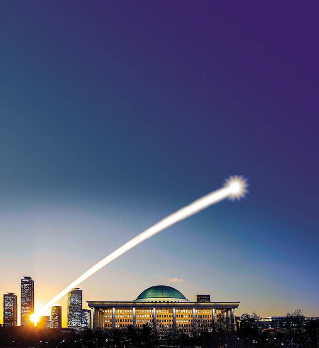 2024년 갑진년의 첫 태양이 서울 여의도 국회의사당 위로 떠오르고 있다. 올해 4월 10일에는 국민을 대변할 국회의원 300명을 새롭게 선출하는 총선이 열린다. '푸른 용'처럼 나라와 국민 모두가 높이 비상하라는 염원을 담아 캐논 EOS R3 카메라로 오전 7시 30분부터 정오까지 태양의 궤적을 촬영했다. 김호영 기자