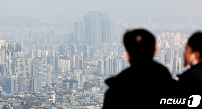 (서울=뉴스1) 구윤성 기자 = 29일 서울 남산에서 내려다 본 서울의 아파트 단지.   한국부동산원에 따르면 12월 4주(25일 기준) 서울 아파트 매매수급지수는 82.9로 전주(83.4) 대비 0.5p 내리면서 8주 연속 하락했다. 전국 매매수급지수는 86.8로 전주(87.0)보다 0.2p 내렸다. 2023.12.29/뉴스1  Copyright (C) 뉴스1. All rights reserved. 무단 전재 및 재배포,  AI학습 이용 금지.