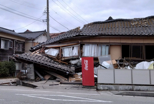 1일 오후 일본 이시카와현 노토 반도 지역에서 발생한 강진으로 이시카와현 와지마의 주택이 붕괴된 모습. 로이터 연합뉴스