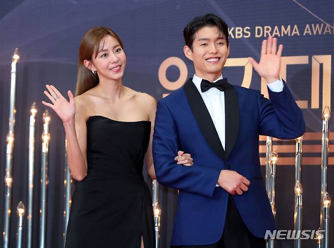 [서울=뉴시스] 김혜진 기자 = 배우 유이, 하준이 31일 오후 서울 영등포구 여의도 KBS에서 열린 2023 KBS 연기대상 시상식에서 포즈를 취하고 있다. 2023.12.31. jini@newsis.com