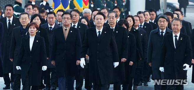 [서울=뉴시스] 전신 기자 = 윤석열 대통령이 갑진년 새해 첫날인 1일 서울 동작구 국립서울현충원을 찾아 참배를 위해 현충탑으로 향하고 있다. 2024.01.01. photo1006@newsis.com