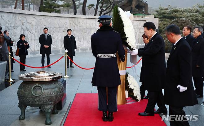 [서울=뉴시스] 전신 기자 = 윤석열 대통령이 2024년 갑진년 새해 첫날인 1일 서울 동작구 국립서울현충원을 찾아 현충탑에 헌화하고 있다. 2024.01.01. photo1006@newsis.com