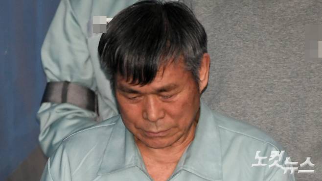 신도 성폭행 혐의로 구속 기소된 이재록 만민중앙교회 목사가 2019년 서울 서초구 서울고등법원에서 열린 항소심 선고 공판에 출석하던 모습. 이한형 기자