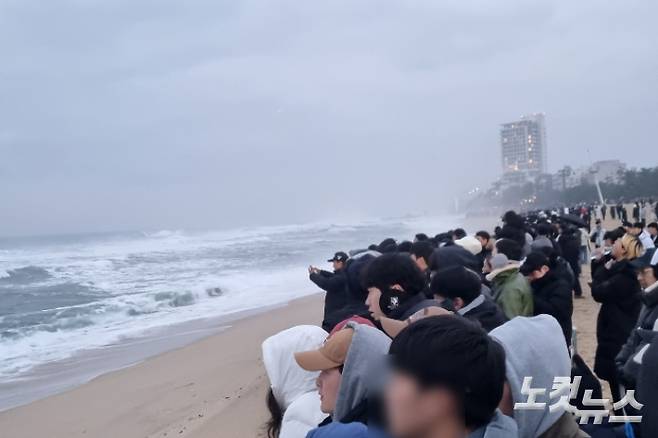 1일 오전 강릉 경포해변을 찾은 해맞이객들이 새해 첫 일출을 기다리고 있는 모습. 전영래 기자