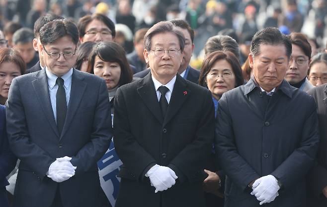 이재명 더불어민주당 대표와 당 지도부가 새해 첫날인 1일 오후 경남 김해시 진영읍 봉하마을 고(故) 노무현 전 대통령 묘역을 참배하고 있다. 연합뉴스