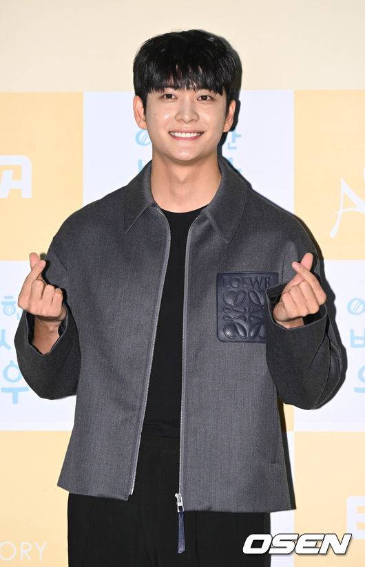 [OSEN=조은정 기자] ENA 수목드라마 '이상한 변호사 우영우(이하 ‘우영우’)’ 시청자 단체관람 이벤트 포토월 행사가 18일 오후 서울 용산구 CGV용산아이파크몰에서 열렸다.한편 ‘이상한 변호사 우영우'(극본 문지원, 연출 유인식, 약칭 우영우)는&nbsp;천재적인 두뇌와 자폐스펙트럼을 동시에 가진 신입 변호사 우영우(박은빈 분)의 대형 로펌 생존기를 그린 작품이다. 오늘 밤 방송되는 16회(마지막 회)를 끝으로 종영한다.&nbsp;배우 강태오가 포즈를 취하고 있다. 2022.08.18 /cej@osen.co.kr