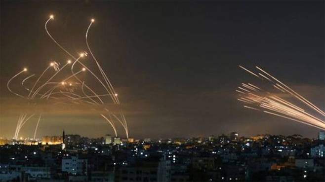로켓 요격 시도하는 이스라엘 아이언돔 (자료사진)