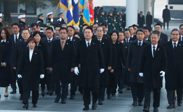 윤석열 대통령이 2024년 새해 첫날인 1일 서울 동작구 국립서울현충원에서 국무위원 및 참모진과 함께 현충탑으로 향하고 있다. 연합뉴스