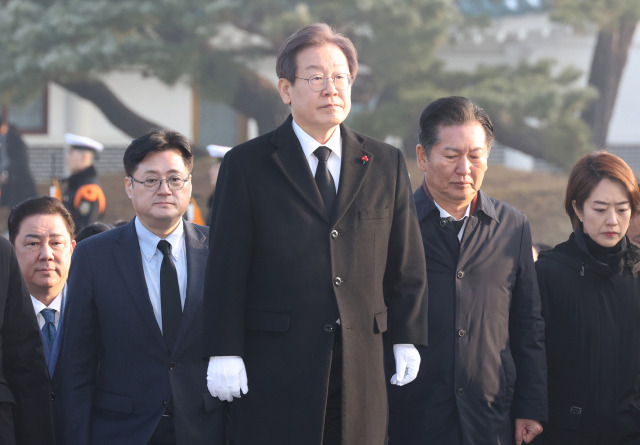 이재명 더불어민주당 대표가 1일 국립서울현충원을 참배하고 있다. 연합뉴스