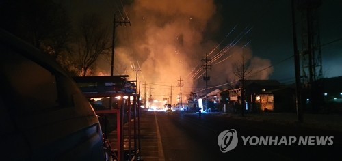 1일 오후 8시 41분께 강원 평창군 용평면 장평리 한 액화석유가스(LPG) 충전소에서 폭발 후 화재가 발생해 소방 당국이 진화 작업을 하고 있다. 연합뉴스