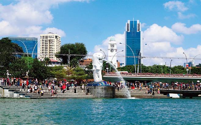 전설 속 동물 머라이언의 상을 배경으로 ‘인생 사진’을 찍을 수 있는 머라이언 파크. [GETTYIMAGES]