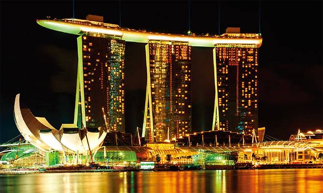‘현대판 피사의 사탑’으로 불리는 마리나 베이 샌즈 호텔. [GETTYIMAGES]
