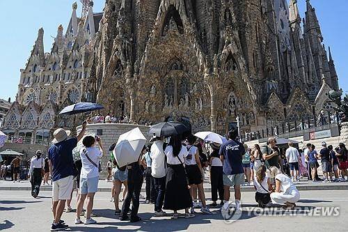 스페인 바르셀로나 사그라다 파밀리아 성당 앞에 늘어선 관광객줄 [EPA 연합뉴스 자료사진 재판매 및 DB 금지]