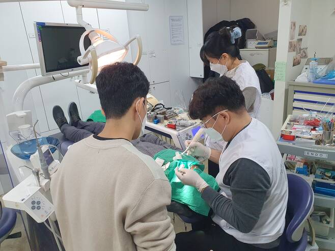 라파엘클리닉에서 치과 진료를 받는 이주노동자 [촬영 최원정]