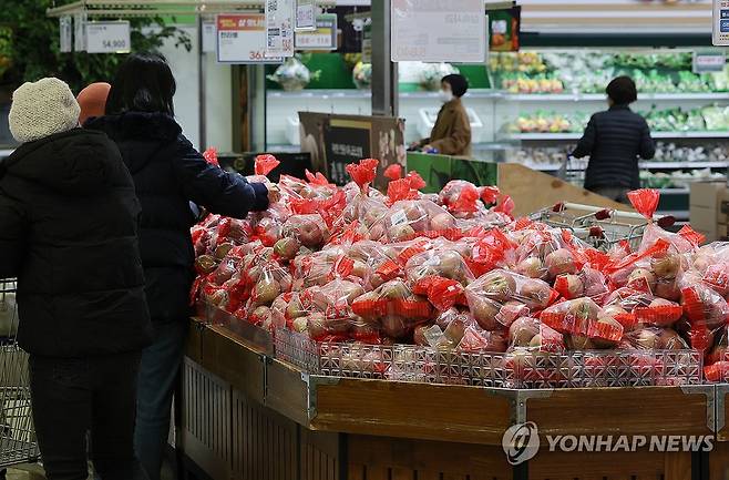 '사과값이 무서워' [연합뉴스 자료 사진]