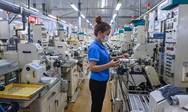 북부 호아빈성의 렌즈 공장 [VN익스프레스 사이트 캡처. 재판매 및 DB 금지]