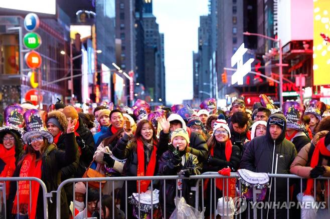 새해맞이 축하행사 기다리는 뉴욕 시민들 (뉴욕 AFP=연합뉴스) 뉴욕 시민들이 타임스퀘어에서 열리는 새해 축하공연을 기다리고 있다. 2023.12.31 photo@yna.co.kr
