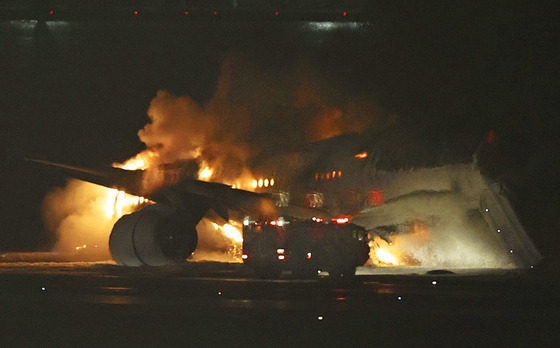 2일 오후 일본 하네다 공항 활주로에 착륙하던 일본항공(JAL) 소속 항공기가 화염에 휩싸여 있다. 〈사진=연합뉴스〉