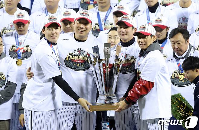 13일 오후 서울 송파구 잠실야구장에서 열린 프로야구 '2023 신한은행 SOL KBO 포스트시즌' 한국시리즈 5차전 LG 트윈스와 kt 위즈의 경기에서 LG 트윈스가 6대2로 승리하며 우승을 차지했다. LG 임찬규(왼쪽부터), 김현수, 오지환, 염경엽 감독이 우승 트로피를 들고 기념촬영을 하고 있다. 2023.11.13/뉴스1 ⓒ News1 김성진 기자