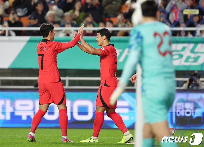 축구대표팀의 손흥민(왼쪽)과 황희찬. /뉴스1 ⓒ News1 김진환 기자