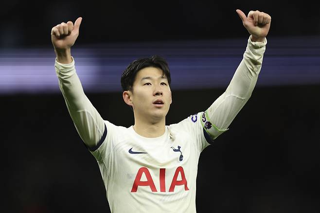 Tottenham's Son Heung-min celebrates at full time of the English Premier League soccer match between Tottenham Hotspur and AFC Bournemouth at the Tottenham Hotspur Stadium in London, Sunday, Dec. 31, 2023. Tottenham won 3-1. (AP Photo/Ian Walton)







<저작권자(c) 연합뉴스, 무단 전재-재배포 금지>