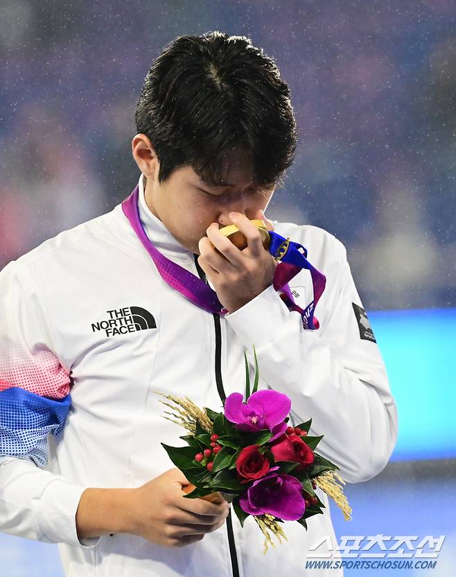 7일 중국 항저우 황룽스포츠센터스타디움에서 대한민국 축구대표팀과 일본의 항저우아시안게임 남자축구 결승전이 열렸다. 축구대표팀이 일본에 2-1 승리하며 금메달을 차지했다. 시상식에서 금메달을 수여 받은 이강인. 항저우(중국)=송정헌 기자songs@sportschosun.com/2023.10.07/