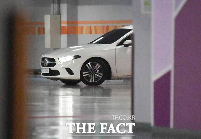 북중미 월드컵 아시아 지역 예선 싱가포르와의 경기 전날 이강인과 호텔 주차장에서 데이트를 즐긴 이나은의 차량. / 배정한 기자