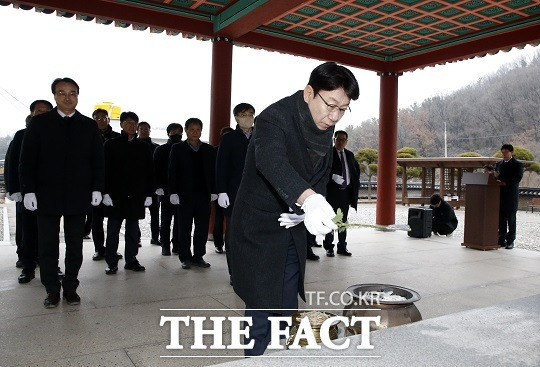 전주시가 2일 전주군경묘지에서 우범기 시장과 한민희 정부특보, 김인태 부시장 등 국장급 이상 간부 공무원이 참석한 가운데 2024년 갑진년(甲辰年) 신년맞이 참배 행사를 가졌다./전주시