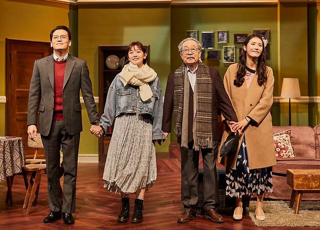 이달 초 연극 '앙리 할아버지와 나' 공연 커튼콜에서 출연 배우들이 관객의 박수에 답례하고 있다. 왼쪽부터 앙리의 아들 '폴' 이도엽, '앙리' 신구, '콘스탄스' 박소담, 며느리 '발레리' 강지원. 지난 3일 개막 이틀 뒤 2주간 중단됐던 이 연극이 18일부터 공연을 재개한다. 성격 까칠한 은퇴 회계사 '앙리'의 파리 아파트에 호기심 많은 대학생 '콘스탄스'가 얼떨결에 셋방살이 들어오고, 두 사람은 앙숙처럼 티격태격하다 끝내는 할아버지와 손녀처럼 서로를 이해해간다. /파크컴퍼니