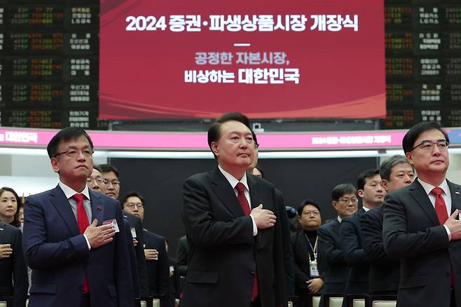 윤석열 대통령이 2일 서울 영등포구 한국거래소에서 열린 2024 증권·파생상품시장 개장식에서 국기에 경례하고 있다. /대통령실 제공