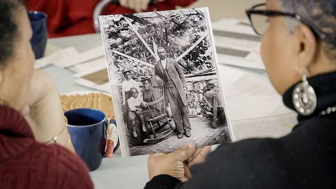 서머스 가족의 여성들이 증조부인 에모리 서머스의 가족 사진을 보고 있다. 에모리는 19세기 미국 메릴랜드주의 캐탁틴 제철소에서 일했던 핸슨 서머스의 아들이다./스미스소니언 채널